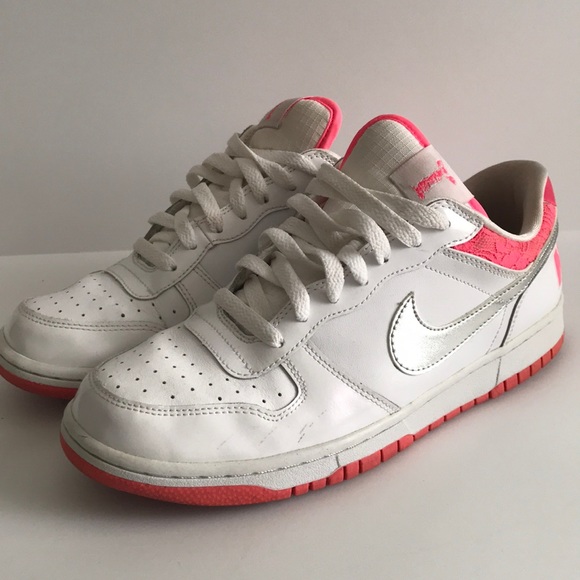 places that sell nike shoes